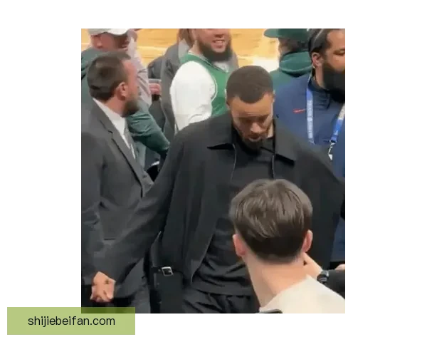 库里手臂被球迷拉拽 科尔回应勇士跌至第十争夺前六已不现实