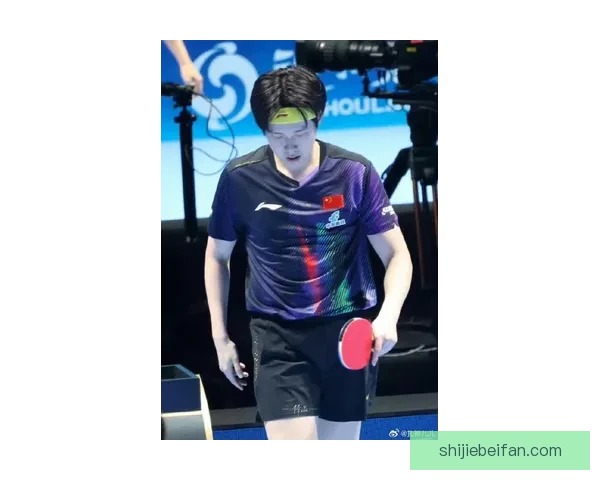 王楚钦撕掉肌贴奋力一搏累到双手撑地观众力量支撑他坚持